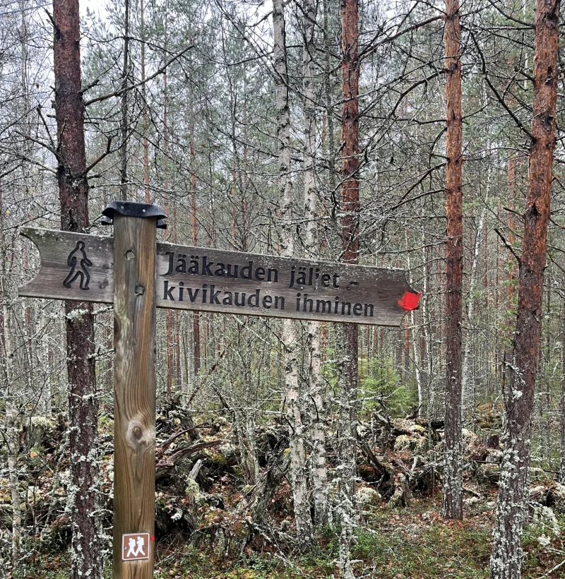 Puinen opastekyltti tekstillä "Jääkauden jäljet-kivikauden ihminen"